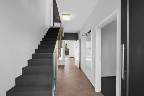 Flur mit Treppe ins Obergeschoss - 