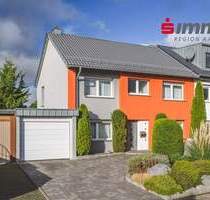 Teutsiedlung! Aufwendig saniertes Zweifamilienhaus mit fünf Garagen und Südgarten - Würselen