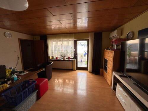 Wohnzimmer mit Zugang zum Balkon - 