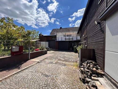 Zufahrt zum Haus - 6 Zimmer Einfamilienhaus zum Kaufen in Berzhahn