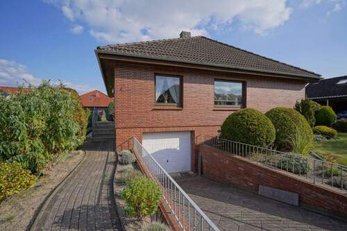 Frontbild - Volksbank Immobilien: Ebenerdig wohnen, bequem parken: Bungalow mit Tiefgarage!