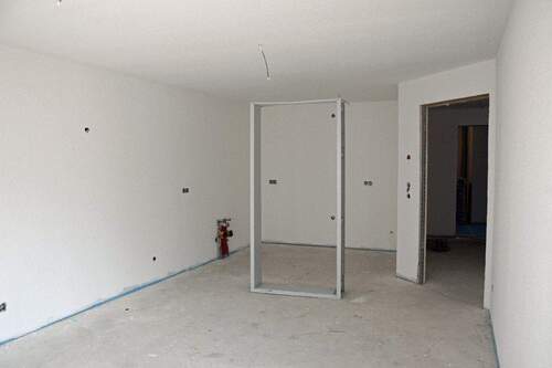 Wohn-/Esszimmer mit offener Küche - 