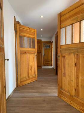 Heller Flur mit Holztüren - 