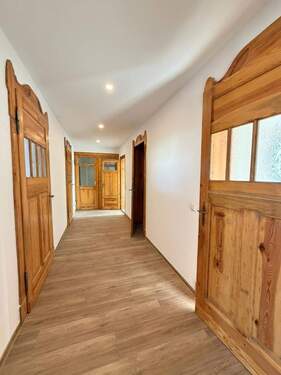 Heller Flur mit Holztüren - 