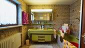 Tageslichtbad mit Wanne und Dusche - 