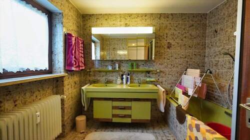 Tageslichtbad mit Wanne und Dusche - 