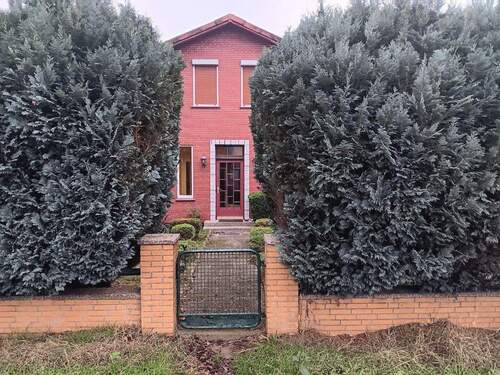 Hausansicht mit Einfriedung - 9 Zimmer Mehrfamilienhaus, Wohnhaus zum Kaufen in Techau