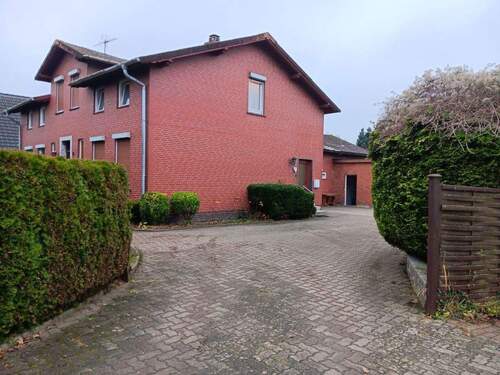 Seitliche Hausans. u. Einfahrt - 9 Zimmer Mehrfamilienhaus, Wohnhaus in Techau