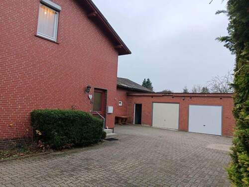 Hof mit Garagen - Mehrfamilienhaus, Wohnhaus mit 230,00 m&sup2; in Techau zum Kaufen