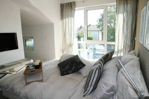 Helles Schlafzimmer mit Ausblick - 