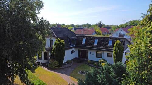 Hausansicht_oben - Doppelhaushälfte mit Potenzial auf großem Süd-West-Grundstück zu verkaufen
