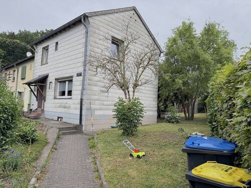 Hausansicht - Kleines gemütliches teilsaniertes Reihenendhaus mit schönem Garten in ruhiger Lage