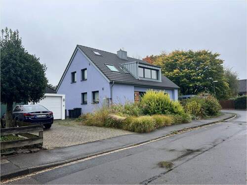 Peter Dondorf Immobilien Frontansicht - modernes freistehendes Einfamilienhaus zur Miete