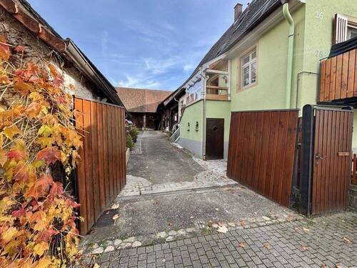 Innenhof - 6 Zimmer Doppelhaushälfte in Ebringen