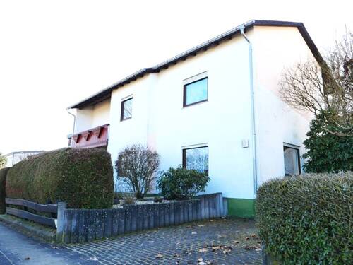 Stellplatz auf dem Grundstück - 7 Zimmer Mehrfamilienhaus, Wohnhaus in Braunfels