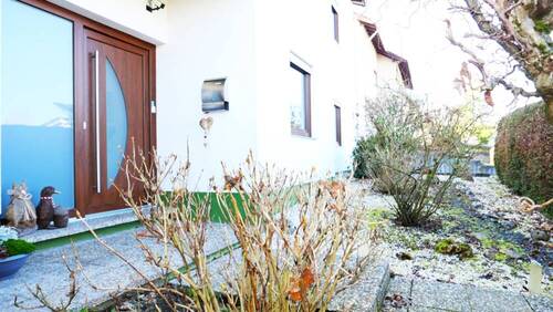 Eingang mit Vorgarten - Mehrfamilienhaus, Wohnhaus mit 174,90 m² in Braunfels zum Kaufen
