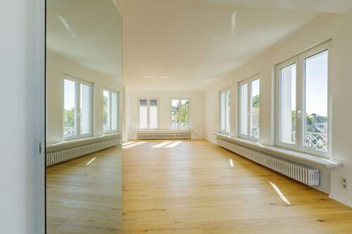 Wohnbereich Einheit 2 - 9 Zimmer Mehrfamilienhaus, Wohnhaus in Stuttgart