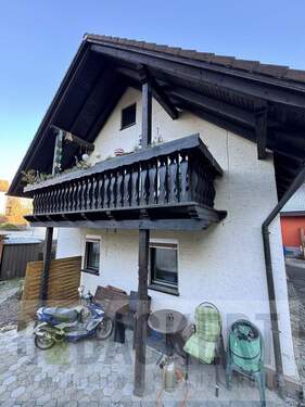 Seitliche Hausansicht - 8 Zimmer Mehrfamilienhaus, Wohnhaus in Untersteinach