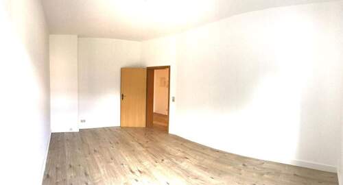 Helles Wohnzimmer mit Holzboden - 