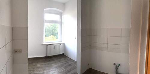 Leere Küche mit Fenster - 4 Zimmer Etagenwohnung in Zittau