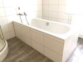 Modernes Badezimmer mit Wanne - 