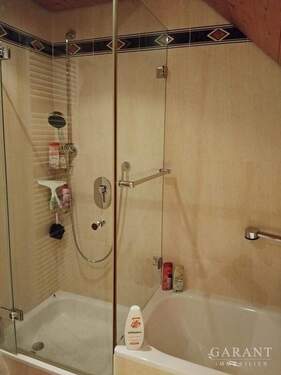 Bad mit Dusche Wanne1 - 