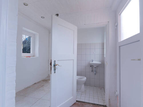 25. Hintereingang + Gäste WC + HWR - 