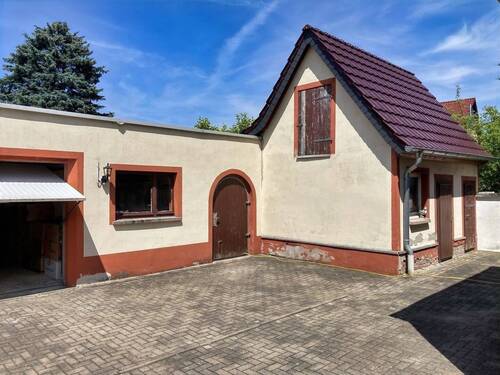 Nebengebäude + Garage - 