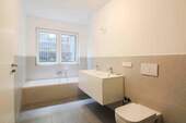 Badezimmer UG mit Wanne und Dusche - 