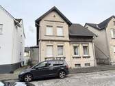 Straßenansicht - 6 Zimmer Mehrfamilienhaus, Wohnhaus zum Kaufen in Lage