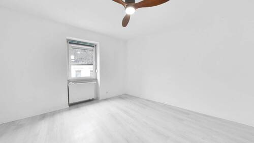 Schlafzimmer EG - Mehrfamilienhaus, Wohnhaus mit 143,00 m&sup2; in Kaiserslautern zum Kaufen