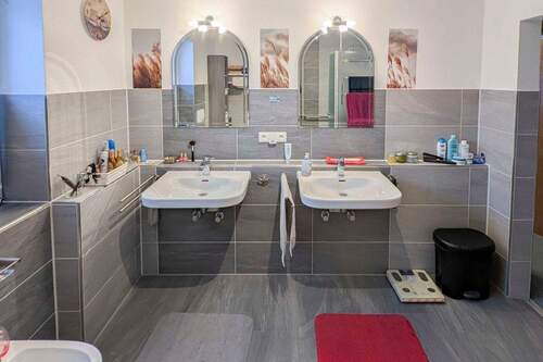 Badezimmer OG (1) - 7 Zimmer Einfamilienhaus in Wilhelmshaven