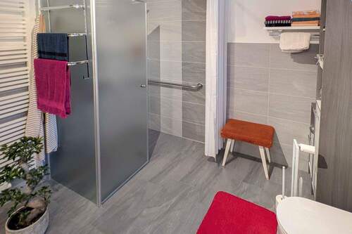 Badezimmer OG (2) - Einfamilienhaus mit 228,60 m&sup2; in Wilhelmshaven zum Kaufen