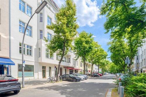 Hausansicht und Blick zum Savi - 3 Zimmer Etagenwohnung in Berlin
