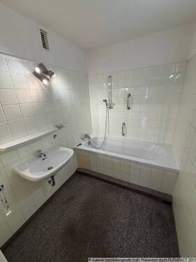 Bad - 3 Zimmer Etagenwohnung zum Kaufen in Aalen