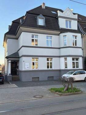 Strassenansicht - Altbauperle - 1. OG - 3 Räume - Küche - Diele - Bad - Gäste-WC - Wintergarten - große Terrasse