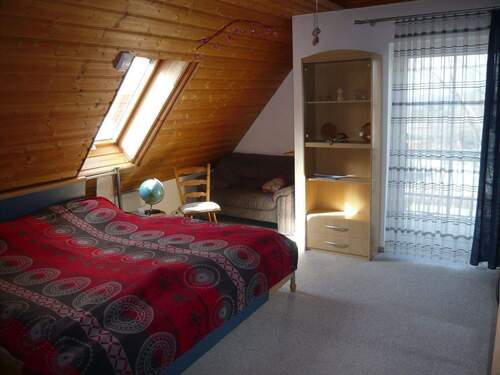 Kinderzimmer 2 (OG, Balkon) - 