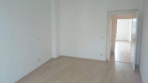 Leerer Raum mit offener Tür - 