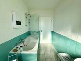 Tageslichtbad mit Wanne - 