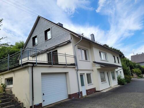 Seitenansicht mit Garage - 7 Zimmer Mehrfamilienhaus, Wohnhaus zum Kaufen in Niederdreisbach