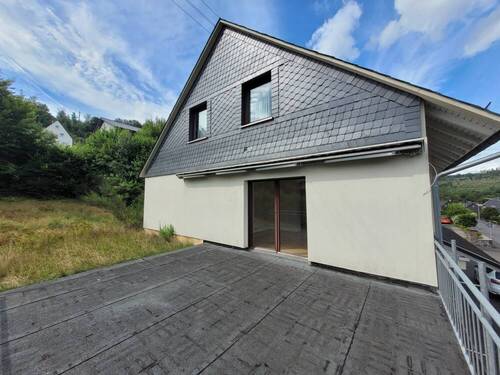 Ausgang zum Garten - 7 Zimmer Mehrfamilienhaus, Wohnhaus in Niederdreisbach