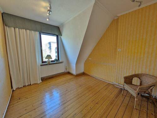 2. OG Wohnung - Zimmer mit Küchenanschlüssen - 