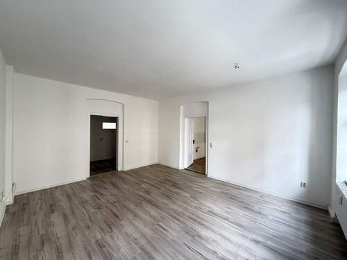 Leeres Wohnzimmer mit Türen - 