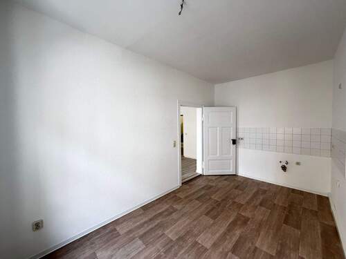 Leerer Raum mit Fliesenwand - 