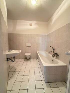 Helles Badezimmer mit Wanne - 