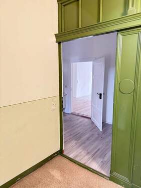 Tür zu hellem Raum - 