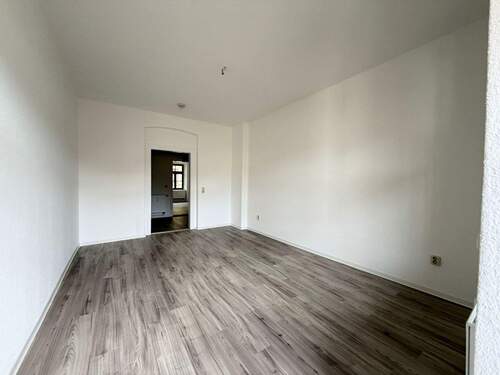 Leerer Raum mit Holzboden - 