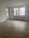 Wohnzimmer - Aufwendig sanierte 3 Zimmerwohnung mit Balkon in direkter Dom und Rhein Nähe