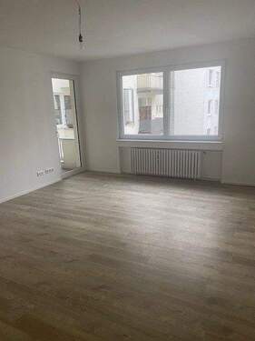 Wohnzimmer - Aufwendig sanierte 3 Zimmerwohnung mit Balkon in direkter Dom und Rhein Nähe
