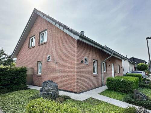 Hausansicht Vorderseite - 5 Zimmer Einfamilienhaus zum Kaufen in Grevenbroich